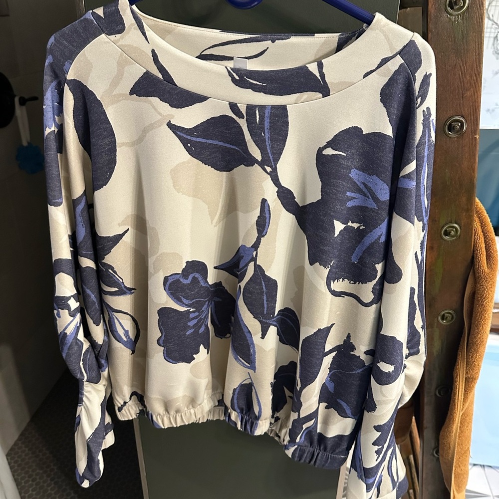 Evereve Blue and Cream Patterned Top